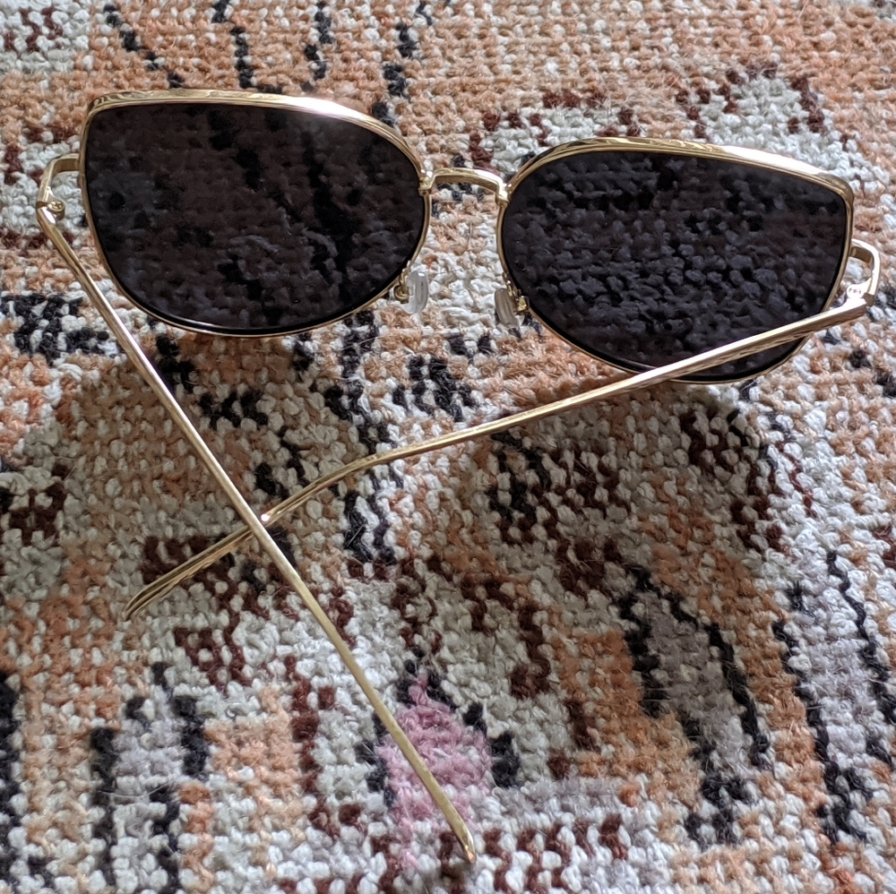 Oversized Gold Frame Sunglasses - Picture 4 of 4